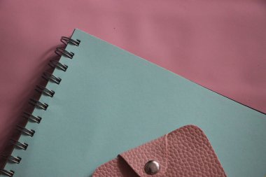 Renk arkaplanı üzerine Spiral kopya defteri