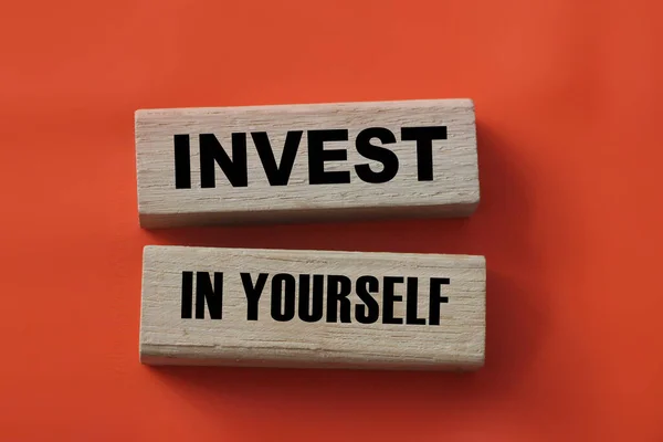 Invest Yourself Worte Auf Holzklötzen Auf Rot Bildungs Und Selbstmotivierungskonzept — Stockfoto