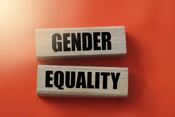 木头块上的两性平等词汇 男女权利平等的概念 — 图库照片