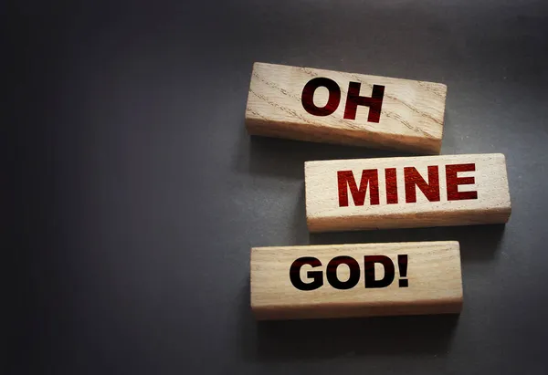 Oh Mine God siyah eğimli arka planda tahta bloklara basılmış. Aman tanrım ünlem şok edici bir kavram..