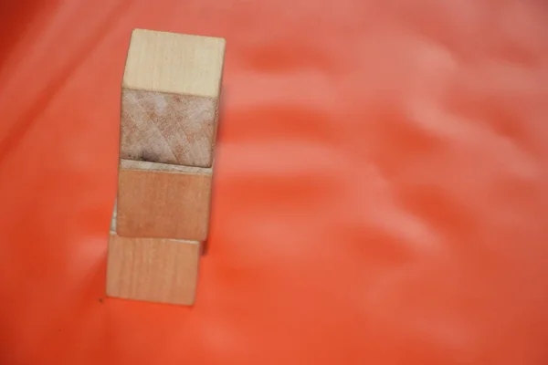 Cubes Bois Sur Table Sur Fond Clair Abstrait Flou Construire — Photo