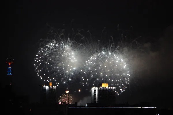 Belos Fogos Artifício Coloridos Fundo Céu Noite — Fotografia de Stock