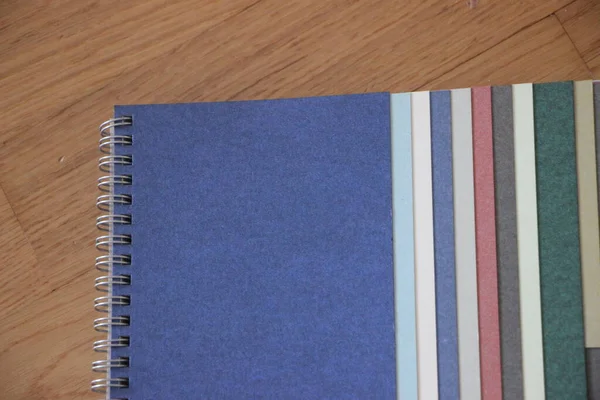 Cuaderno Con Papel Color Mesa —  Fotos de Stock
