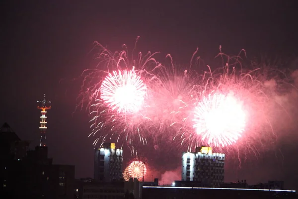 Belos Fogos Artifício Coloridos Fundo Céu Noite — Fotografia de Stock