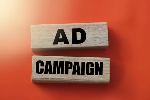 Рекламная Кампания Деревянных Блоках Красном Фоне Концепция Бизнеса — стоковое фото