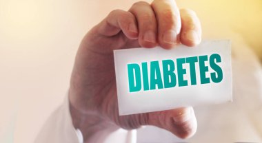 Doktor içinde diyabet olan bir kart tutuyor. Seçici odaklanma. Tıbbi konsept.
