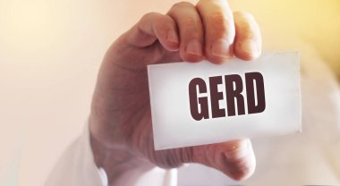 Doktorun elinde bir kart var, Gerd. Seçici odaklanma. Tıbbi konsept.