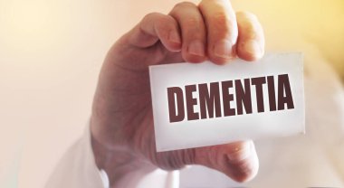 Doktor bunama teşhisi konulmuş bir kart tutuyor. Seçici odaklanma. Tıbbi yaşlı bakım konsepti.