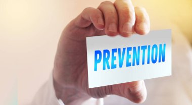 Kartta önleme metni ve el ele tutuşmalar. Sağlık veya önleme kavramı.