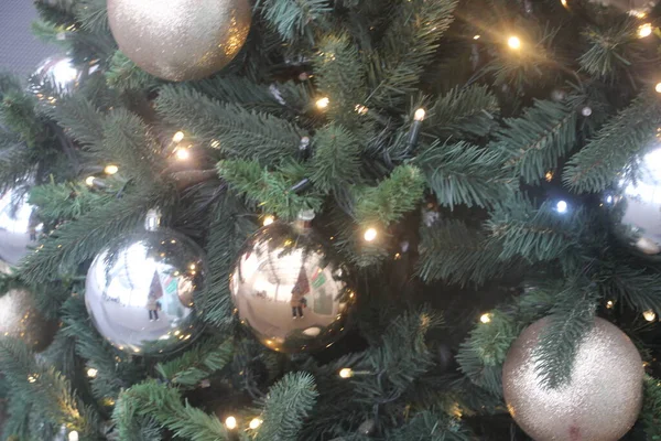 Χριστουγεννιάτικη Διακόσμηση Γκρο Πλαν Θέα Στο Δέντρο — Φωτογραφία Αρχείου