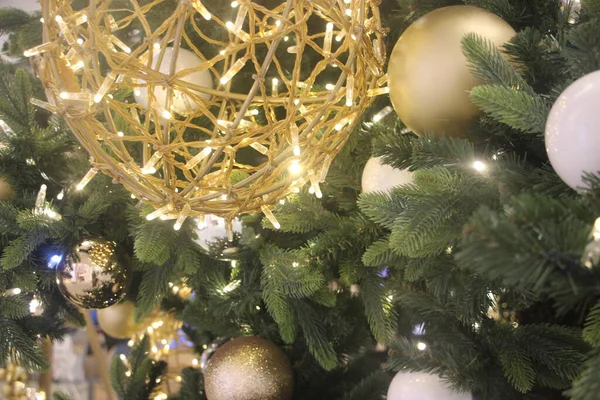 Χριστουγεννιάτικη Διακόσμηση Γκρο Πλαν Θέα Στο Δέντρο — Φωτογραφία Αρχείου