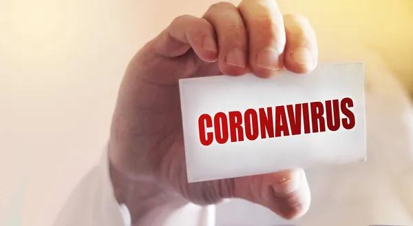 Médecin Garde Une Carte Avec Texte Coronavirus Concentration Sélective Concept — Photo