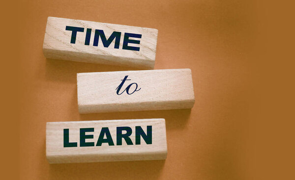 Время учиться на деревянных блоках поставить черный. Концепция образования. Пожизненное обучение бизнес-концепции.