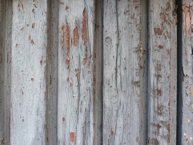 Ahşap çatlamış, açık maviye boyanmış..