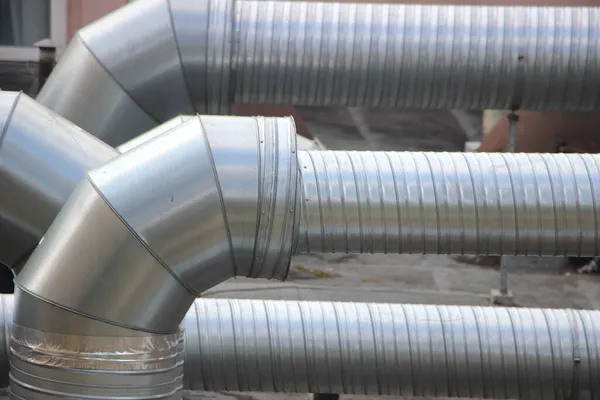 Csővezetékek Hőellátáshoz Nyomásmérőkkel Manométerekkel Hőszigetelő Berendezésekkel Kazánházban — Stock Fotó