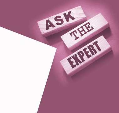 Tahta bloklardaki uzman kelimelerine sor. Çözüm ve danışmanlık sektörü konsepti için profesyonel, usta veya danışmana danışmak.