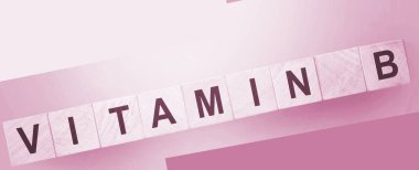 Tahta bloklar, B vitamini sağlık konsepti..