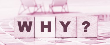 Okyanus sahili arka planında neden küp bloklar düzenlenmiş? Eğitim kavramı.