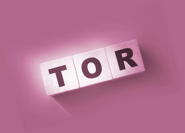 红色背景上木制米色立方体的Tor概念 — 图库照片