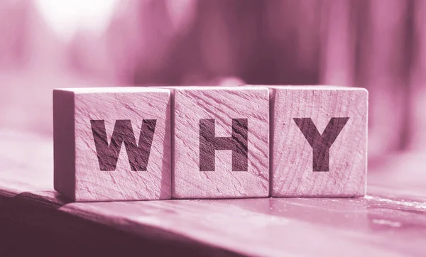 Neden yeşil doğa arka planında küp bloklar düzenlendi.