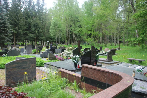 Mezarlıktaki eski mezar taşları. Yaşam ve ölüm kavramı.