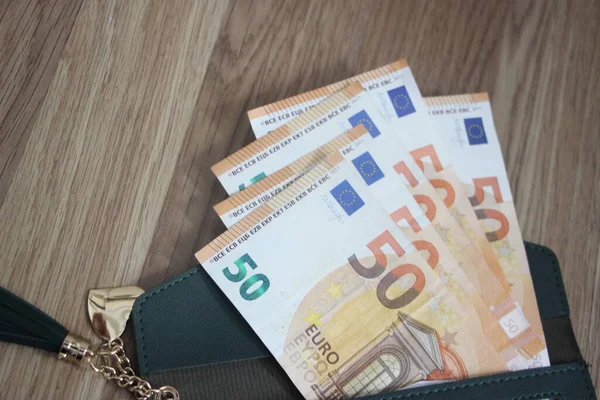 Cinquanta Banconote Euro Sono State Distribuite Tavolo Denaro Finanza Concetto — Foto Stock