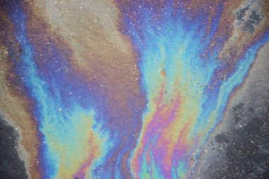 Yere benzin sıçraması, renkli arka plan görüntüsü