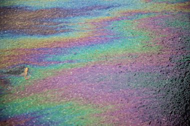 Yere benzin sıçraması, renkli arka plan görüntüsü