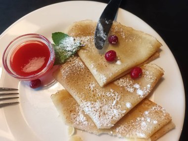 Reçel görünümlü krepler. 