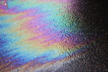 Yere benzin sıçraması, renkli arka plan görüntüsü