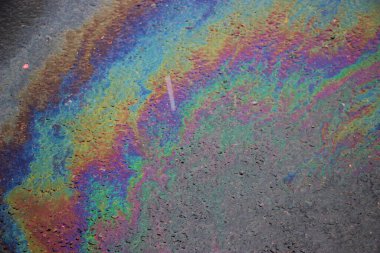 petrol sızıntısı asfalt yol arka plan veya doku.