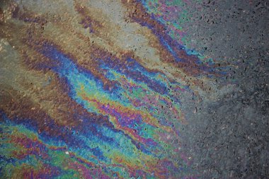 petrol sızıntısı asfalt yol arka plan veya doku.