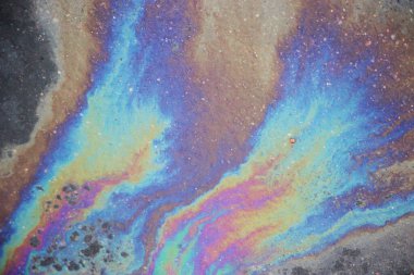 Yere benzin sıçraması, renkli arka plan görüntüsü