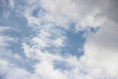 Beyaz ve gri kabarık bulutlu mavi gökyüzü. Hava tahmini kavramı.