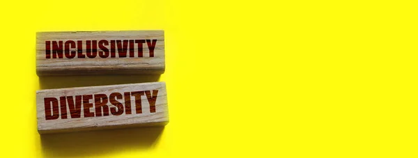黄色の木製のブロック上の包括的な多様性の言葉。社会的概念 — ストック写真