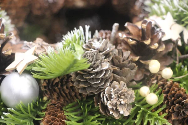 Decoração de Natal pendurado na árvore de Natal em ramos de abeto fundo — Fotografia de Stock