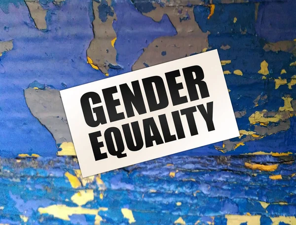 木製のテーブルの上のカード上の男女共同参画の言葉。平等な権利社会的概念 — ストック写真