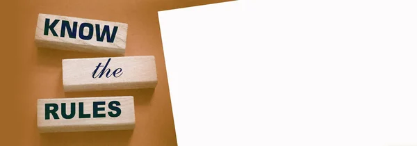 Знайте правила слова на дерев'яних блоках ізольовані на темно-сірому тлі. концепція регулювання бізнес процесів — стокове фото