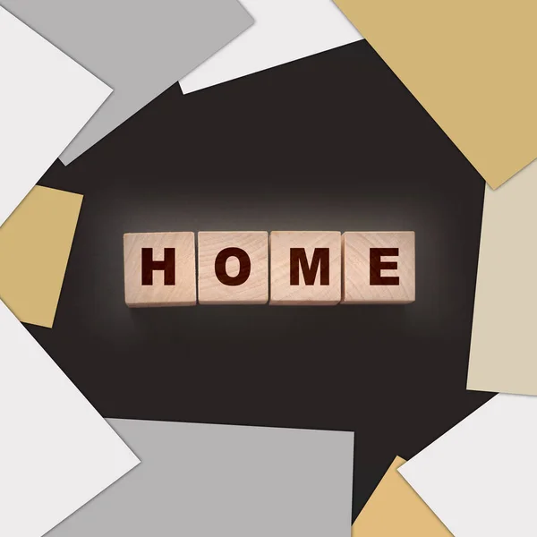 Evim sözcüğünün yazılı olduğu tahta küpler, siyah bir arka planda ev. Gayrimenkul veya Göçmenlik Kurumu. — Stok fotoğraf