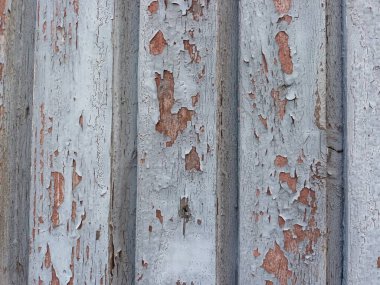 Ahşap çatlamış, açık maviye boyanmış.