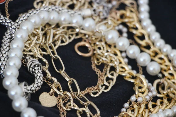 Arany láncok, gyöngyök, gyűrűk. Luxus ékszer háttér. Sok évjárat tételek. — Stock Fotó