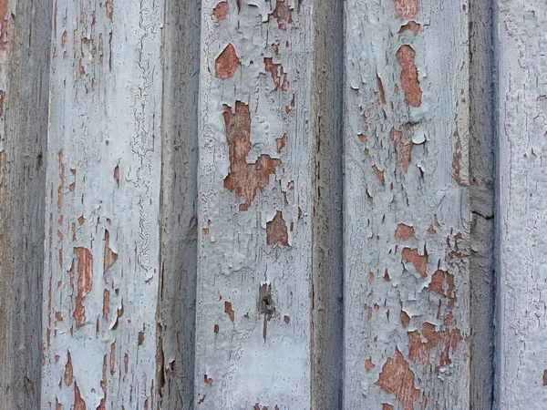 Ahşap çatlamış, açık maviye boyanmış.