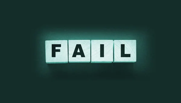 FAIL Word Text Written In Wooden Cube Blöcke auf schwarzem Hintergrund. Krisenkonzept für Unternehmen — Stockfoto