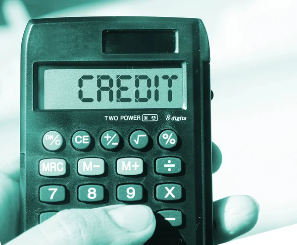 Kreditní slovo na displeji kalkulačky na uvolněném pozadí pláže. Koncepce podnikání a financí — Stock fotografie