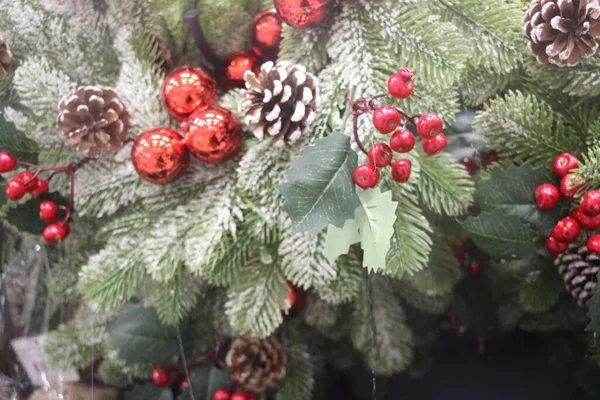 Χριστουγεννιάτικη διακόσμηση κρέμεται σε χριστουγεννιάτικο δέντρο στο φόντο κλαδιά έλατο — Φωτογραφία Αρχείου
