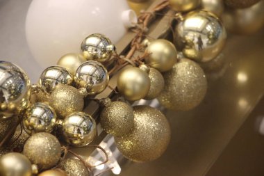 Mat gümüş ve altın noel balolarının Noel süslemesi. Yeni Yıl