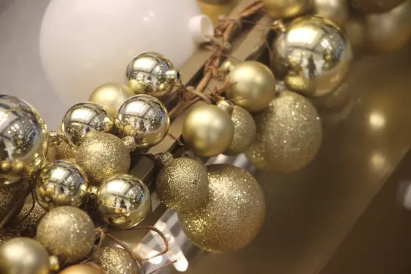 Mat gümüş ve altın noel balolarının Noel süslemesi. Yeni Yıl — Stok fotoğraf