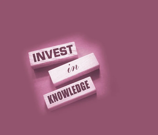 Investieren Sie in Wissensworte auf Holzklötzen. Inspirierendes Motivationszitat. Investitionen in Wissen zahlen sich am besten aus, Bildungs- oder Ausbildungskonzept — Stockfoto