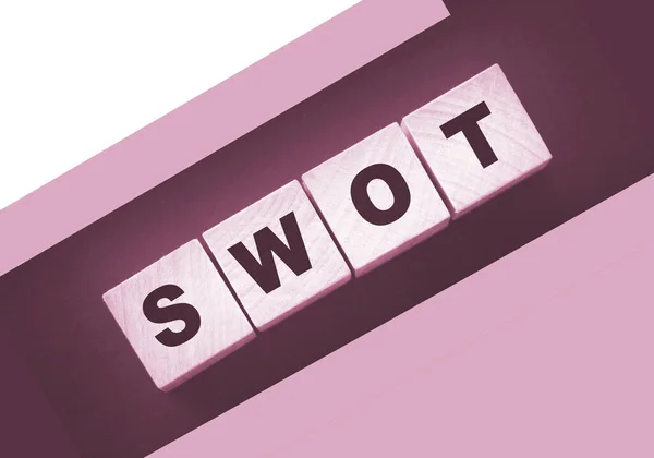 略称は木製のキューブにSWOT 。事業分析の概念 — ストック写真