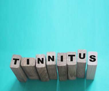 TINNITus kelimesi ahşap yapı taşlarından yapılmıştır. Tıp sağlık hizmetleri kavramı.